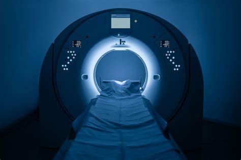 Snímka magnetickej rezonancie ukazujúca vysunutú platničku