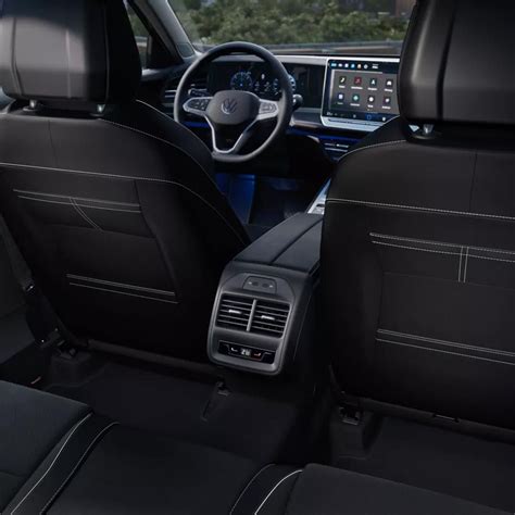 Interiér moderného vozidla autoškoly s ručným ovládaním