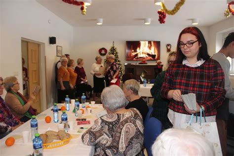 Seniori hrajúci spoločenské hry v dennom centre