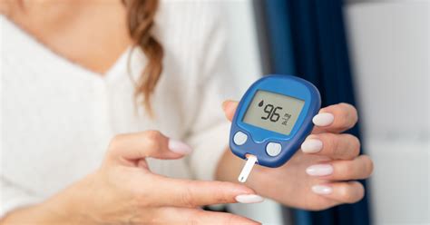 Ilustrácia: Osoba s diabetom si kontroluje hladinu cukru v krvi