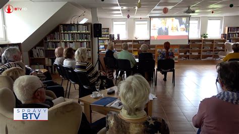 Seniori na prednáške na Univerzite tretieho veku