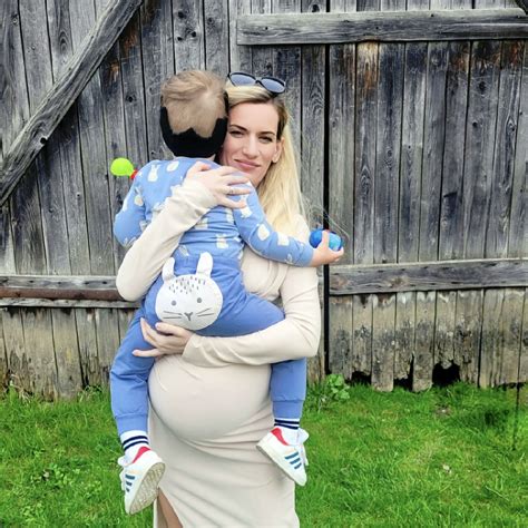 Mamička s dieťaťom v hodvábnej šatke