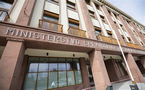 Súdna budova a symboly spravodlivosti