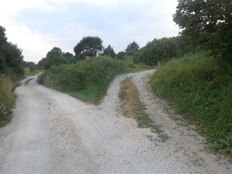 Človek stojí na križovatke ciest a rozhoduje sa, ktorou pôjde
