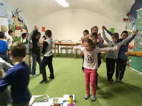 Rodičia s deťmi pred materskou školou