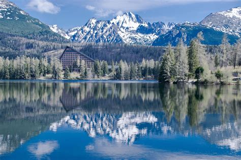 Panoramatický pohľad na Štrbské Pleso a okolité Tatry