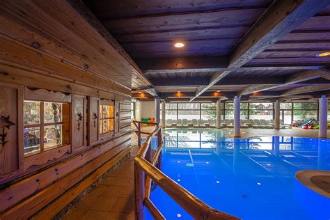 Ilustrácia wellness centra s bazénom a saunou