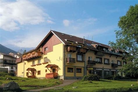 Pohľad na Dom seniorov Tatranská Štrba s Vysokými Tatrami v pozadí