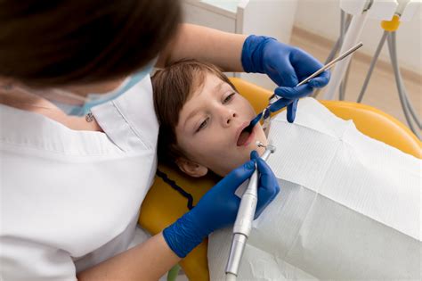 Rodičia s dieťaťom u zubára pred ošetrením v celkovej anestézii