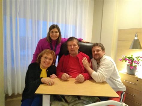 Rodina navštevuje seniora v domove