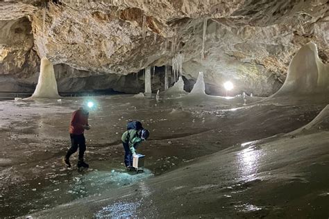 Turisti v jaskyni s čelovkami