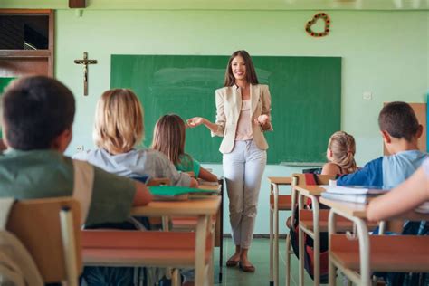 Učiteľ v triede komunikuje so žiakmi