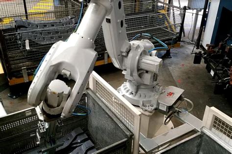 Robotizované pracovisko v automobilovom závode