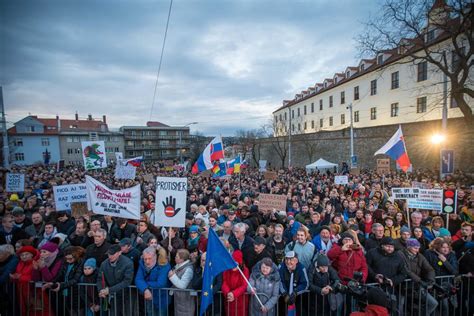 Fotografia protestujúcich žien pred parlamentom