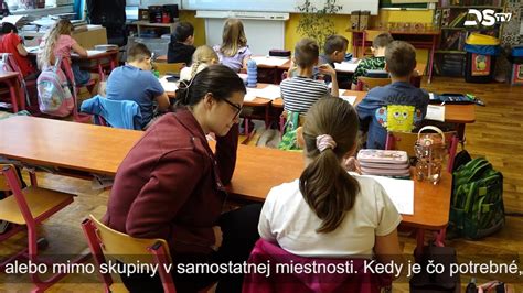 Ilustračná fotografia učiteľa pracujúceho s dieťaťom so špeciálnymi potrebami