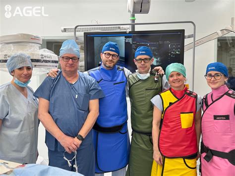 Chirurgický tím v operačnej sále s monitorovacím zariadením