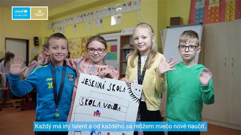 Deti hrajúce sa spolu v škole