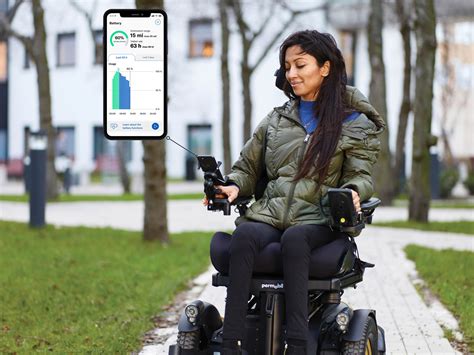 Osoba na elektrickom invalidnom vozíku s asistentom