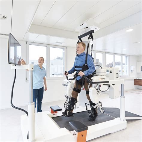 Pacient cvičiaci na rehabilitačnom robotovi Lokomat