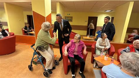 Interiér izby v domove dôchodcov s polohovateľným lôžkom