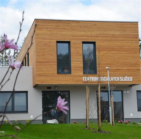 Exteriér Centra sociálnych služieb Samaritán s parkom