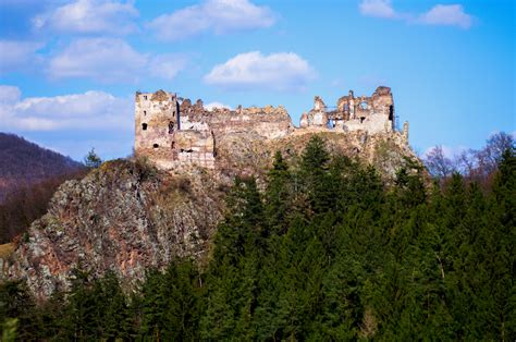 Hrad Revište pred a po obnove