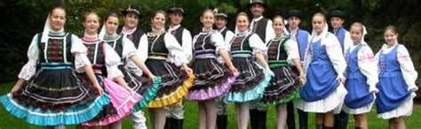 Ilustrácia zobrazujúca folklórne tance a kroje.