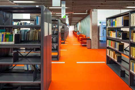 Interiér univerzitnej knižnice STU s priestormi na štúdium