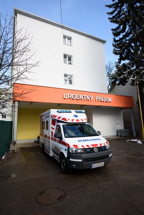 Personál urgentného príjmu pri práci