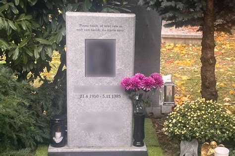 Sviečky na cintoríne počas Dušičiek