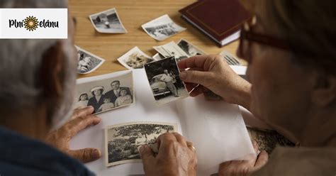 Senior prezerá staré fotografie a rozpráva o spomienkach