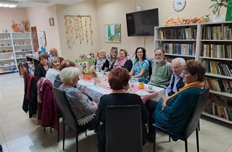 Skupina seniorov na terapii v sociálnom zariadení