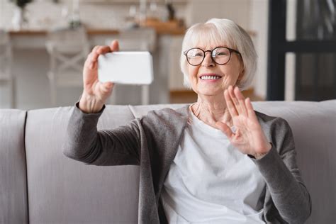 Senior používa tablet na videohovor s rodinou