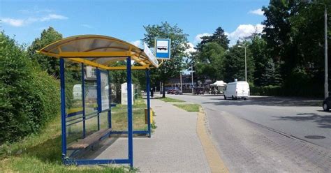 autobus na zastávke