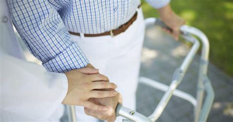 Senior s chodítkom v exteriéri