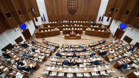 Slovenský parlament a budova Sociálnej poisťovne