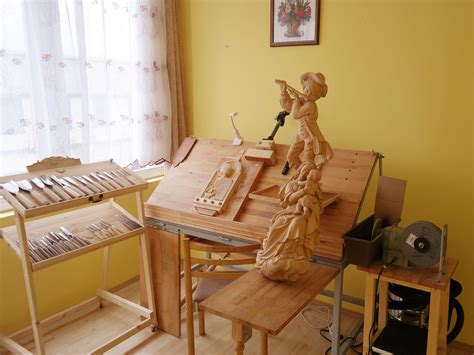 Človek tvoriaci umelecké dielo v ateliéri