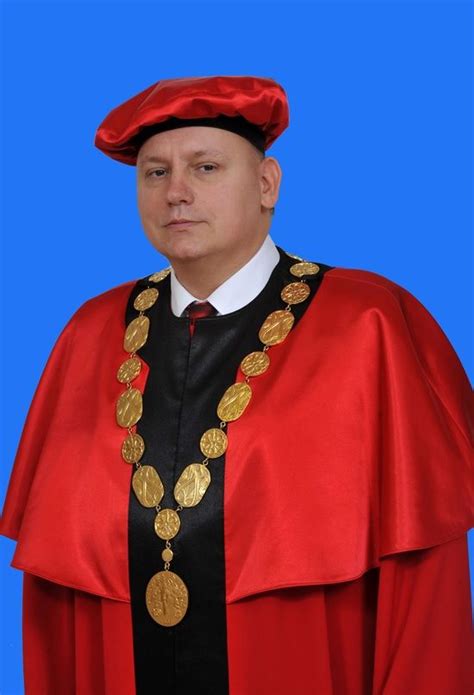 Rektor Prešovskej univerzity odovzdáva ďakovné listy odchádzajúcim zamestnancom