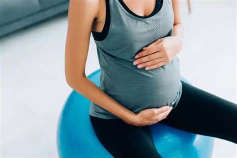 Žena na fit lopte počas pôrodu