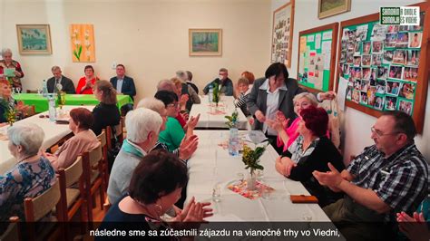 Fotografia dôchodcov na kultúrnom podujatí