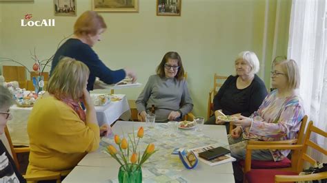 Skupina usmievajúcich sa seniorov na spoločenskej akcii