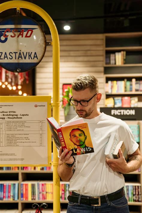 Seniorka číta knihu v spoločenskej miestnosti zariadenia