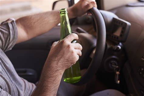 Žena pod vplyvom stresu s fľašou alkoholu