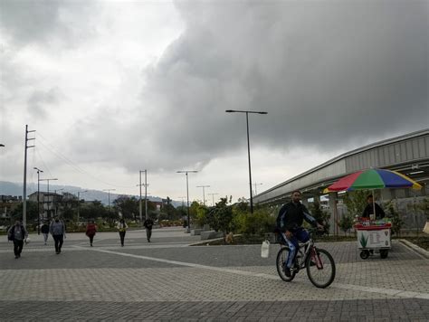 Ľudia bicyklujúci sa po meste