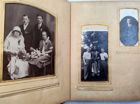 Ilustrácia staršieho páru spomínajúceho nad fotografiami