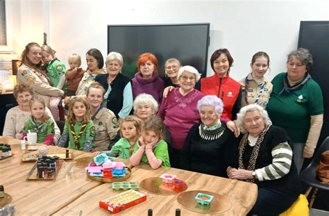 Seniori pri tvorivej činnosti
