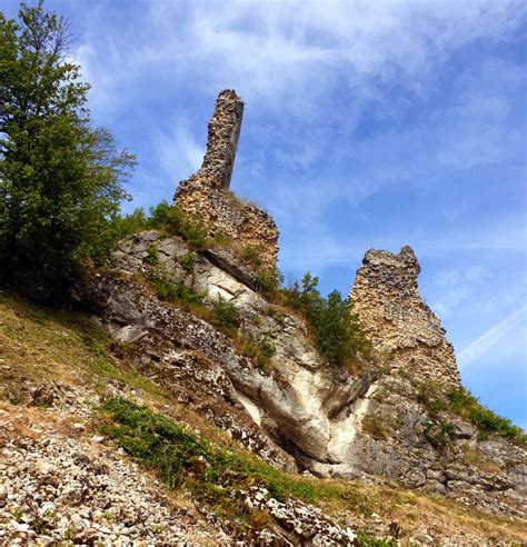 Fotokoláž: Hrady a zrúcaniny v okolí Tesárskych Mlyňan