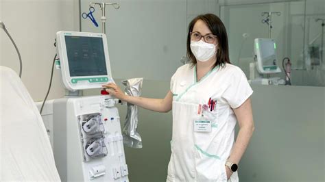 Sestrička pomáha seniorovi, symbolizujúca starostlivosť