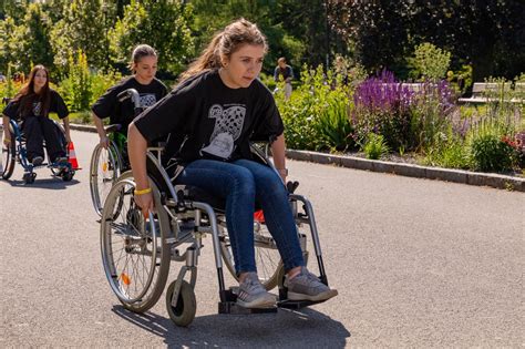 Osoba na invalidnom vozíku používajúca zdvíhacie zariadenie