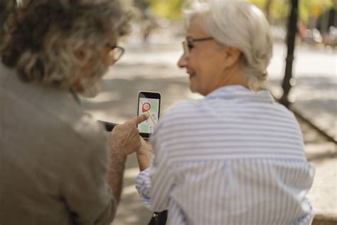 Ilustrácia: Senior používajúci aplikáciu ŤukApp na tablete